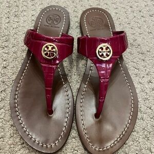 Tory Burch Patent Leather Thong Sandals in Party Fuschia with Gold Logo